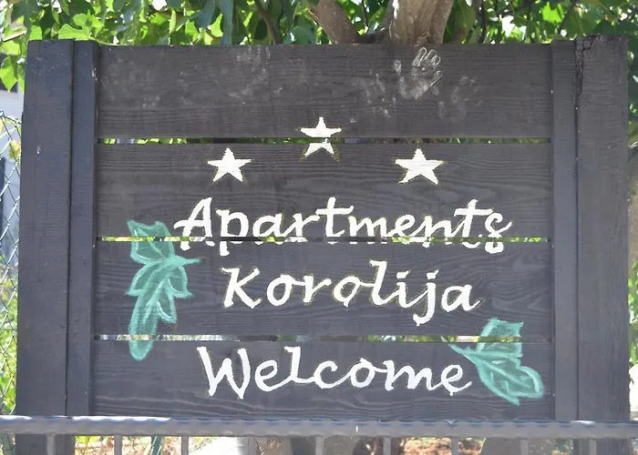 アパート Korolija シベニク