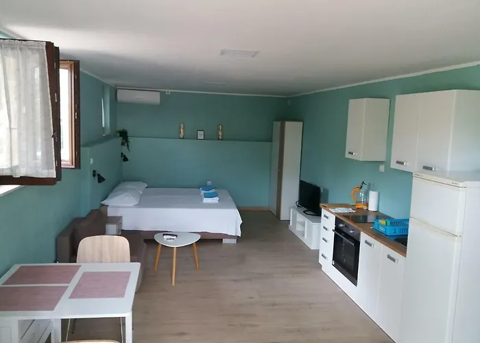 アパート Korolija シベニク